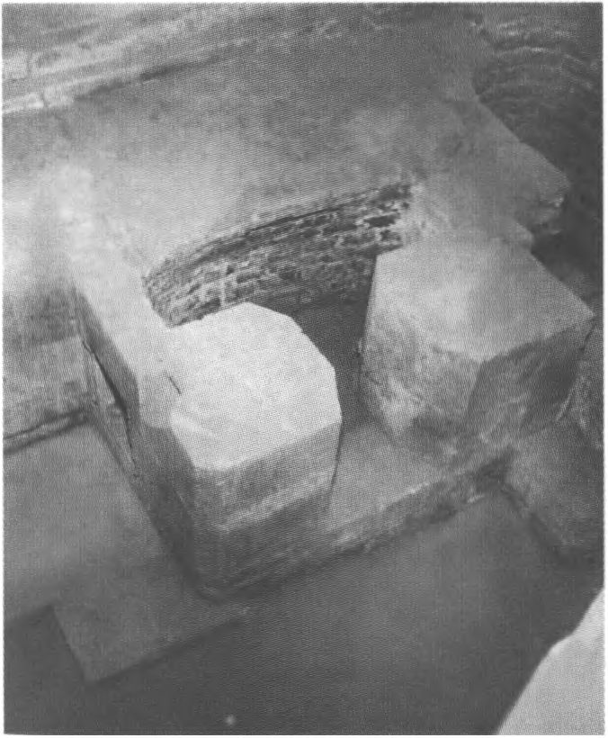 Печь для подогрева воды для купания. Обнаружена в ходе раскопок во дворце Хэмптон Корт