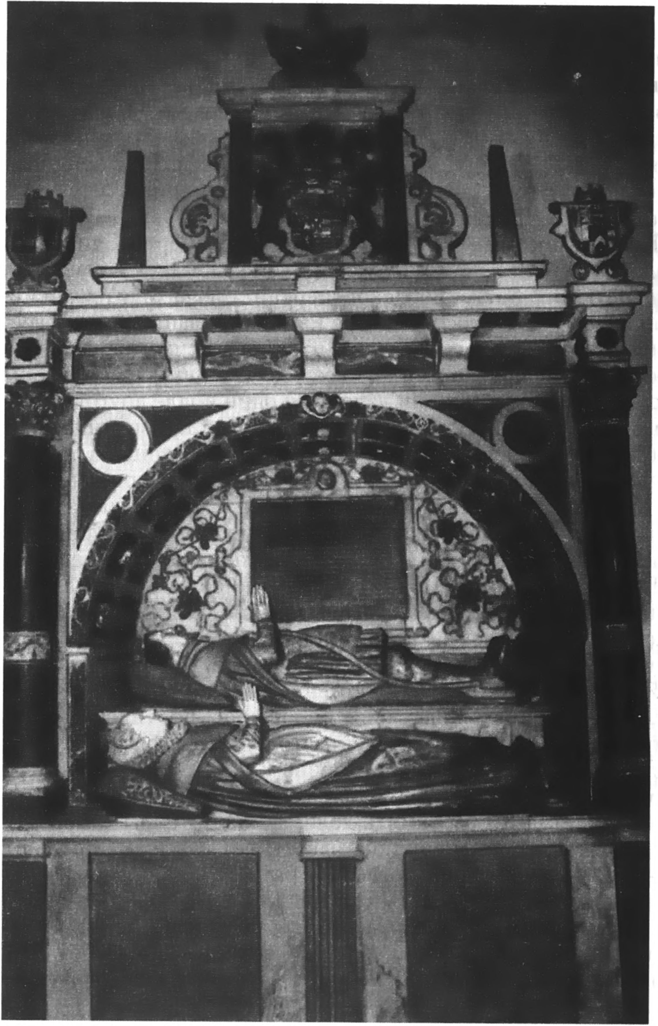 Надгробный памятник Роджеру и Елизавете Рэтленд в церкви Пресвятой Девы Марии в Боттесфорде (скульптуры херувимов на задних колоннах здесь не просматриваются)