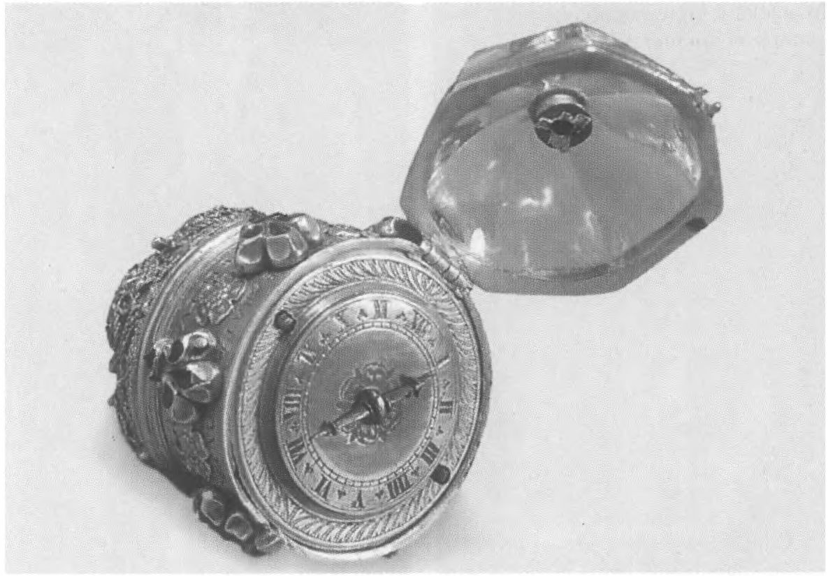 Подвесные часы с корпусом в виде чаши — один из новогодних подарков королеве