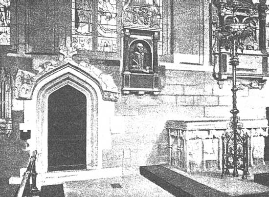 Плита над могилой Шекспира и бюст в алтаре Стратфордской церкви св. Троицы