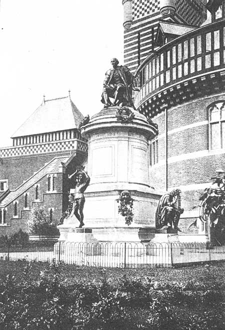 Памятник Шекспиру в Стратфорде перед Шекспировским театром-музеем (Shakespeare memorial). Открыт в 1888 г. Скульптор — Рональд Гоуэр (Lord Ronald Cower)